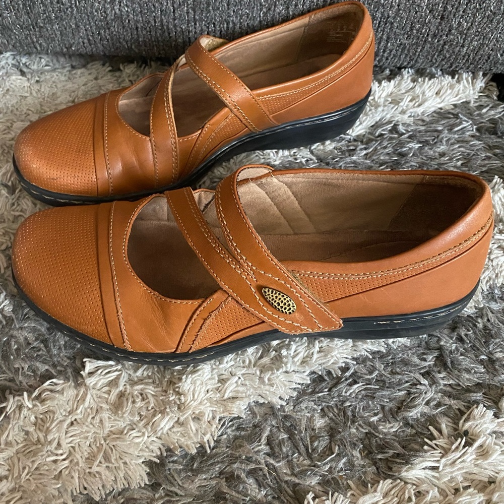 Size 9 Caramel Tan Clarks MaryJane Style Shoe